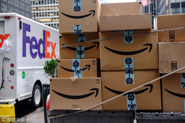 Amazon.com Inc. packages sit in front of a FedEx Corp. delivery truck in New York, U.S., on Monday, Nov. 26, 2018.[Photo: VCG]