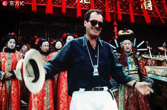 Bernardo Bertolucci with the crew of "The Last Emperor" in 1987. [File Photo: Columbia/Rpc/Hemdale Film/Kobal via VCG]