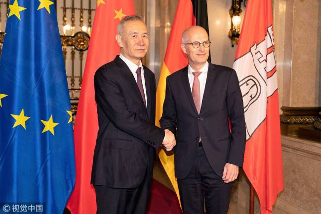 Hamburg's mayor Peter Tschentscher (R) welcomes the Vice Premier of the People's Republic of China Liu He at the city hall in Hamburg, northern Germany, on November 27, 2018. [Photo:VCG]