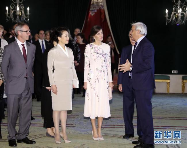Peng Liyuan, the wife of China's President Xi Jinping, accompanied by Spain's Queen Letizia, pays a visit to the Royal Theater in central Madrid, Spain, on Wednesday, November 28, 2018. [Photo: Xinhua].