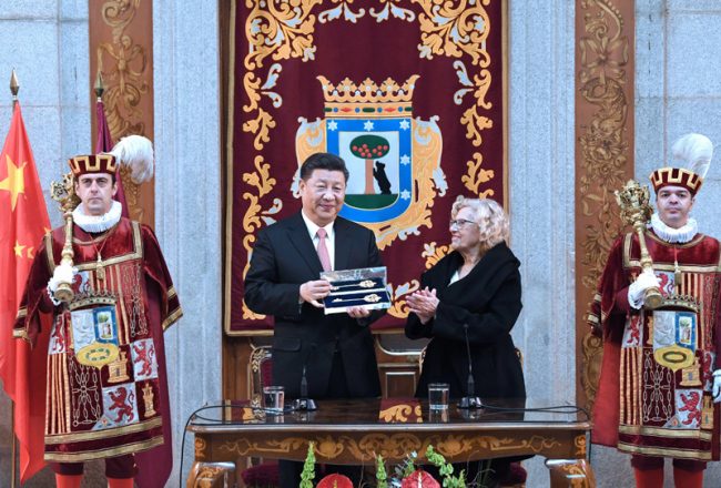 Chinese President Xi Jinping and Madrid mayor Manuela Carmena at Madrid City Hall on November 28, 2018. [Photo:Xinhua]