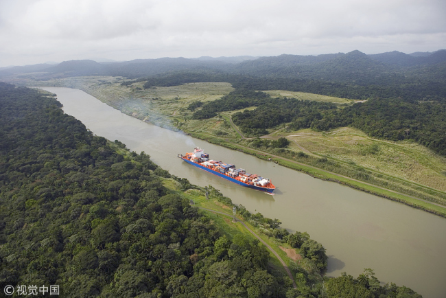 A cargo ship passes the Panama Canal. [File Photo: VCG]