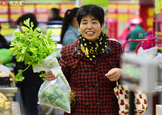 Customers buy vegetables at a supermarket in Fuyang, Anhui Province, on November 9, 2018. [File photo: IC]