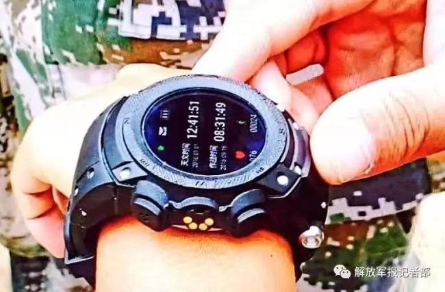 Undated photo shows PLA soldiers using the new PLA smart watch during military maneuvers. [File photo: 81.cn]