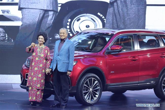 Malaysian Prime Minister Mahathir Mohamad (R) and his wife Siti Hasmah Mohamad Ali show the key of X70 during the official launching ceremony of Proton's SUV X70 in Kuala Lumpur, Malaysia, Dec. 12, 2018. [Photo: Xinhua]