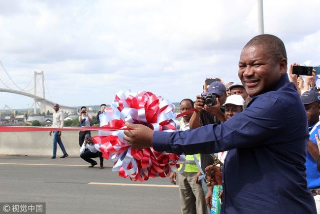 Mozambique's President Filipe Nyusi officially inaugurates the Maputo-Katembe bridge on November 11, 2018 in Maputo, Mozambique. Mozambique's President Filipe Nyusi opened a Chinese-built bridge in the capital Maputo that cost $785 million, saying it would help link northern and southern Africa. The twin-tower suspension bridge stands 141 metres (463 feet) above Maputo Bay, is 680 metres-long and joins the city centre to the outlying district of Katembe. [File photo: VCG] 
