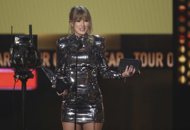 Taylor Swift accepts the award for tour of the year at the American Music Awards at the Microsoft Theater on Tuesday, Oct. 9, 2018, in Los Angeles. [Photo: AP]