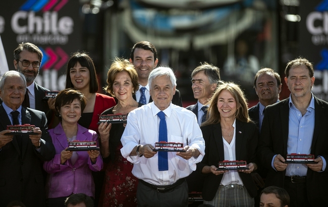 Chilean President Miguel Juan Sebastián Piñera and other attendees hold a model of the electric buses made by BYD, on Thursday, December 13, 2018. [Photo: China Plus]