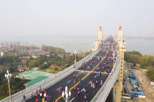 A memorial run to mark the 50th anniversary of the opening of the Nanjing Yangtze River Bridge was held on Sunday, December 16, 2018. [Photo: IC]