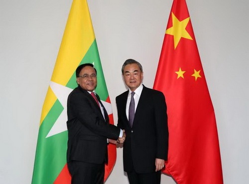 Chinese State Councilor and Foreign Minister Wang Yi (R) shakes hands with Union Minister for International Cooperation of Myanmar U Kyaw Tin in Luang Prabang, Laos on December 16, 2018. [Photo: fmprc.gov.cn]