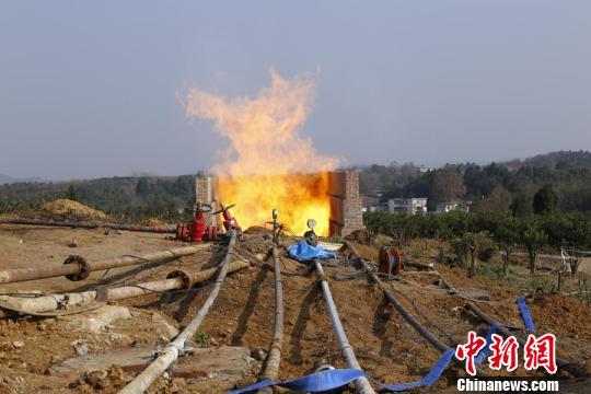 Gas flares at the Yongtan 1 gas well in Zhoujia Township, the city of Jianyang, southwest China's Sichuan Province, Saturday, December 15, 2018. [Photo: Chinanews.com]