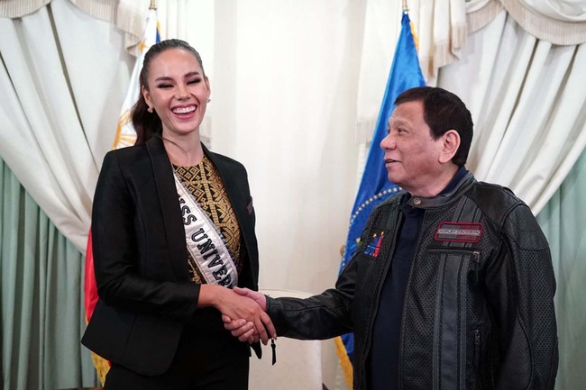 Philippine President Rodrigo Duterte, right, greets Miss Universe 2018 Catriona Gray from the Philippines during her courtesy call at the Villamor air base in metropolitan Manila, Philippines on Thursday, Dec. 20, 2018. [Photo: AP]