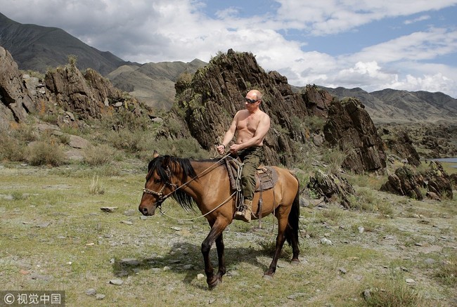 Russia's then Prime Minister Vladimir Putin during his holiday outside the town of Kyzyl in southern Siberia on August 2, 2009. [File Photo: VCG]