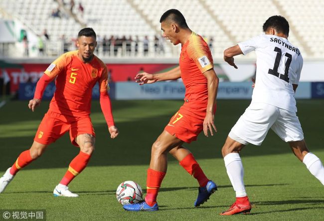 China's midfielder Zhang Chengdong (C) fights for the ball with Kirghyzstan's midfielder Bekzhan Sagynbaev (R) during the 2019 AFC Asian Cup football macth between Kyrgyzstan and China at the Kalifa bin Zayed stadiuam in al-Ain on Jan 7, 2019. [Photo: VCG]
