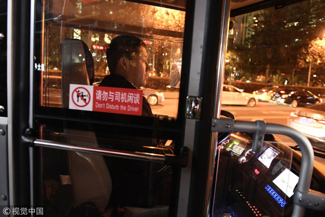 A safety partition is installed on a bus in Beiing. [Photo: VCG]