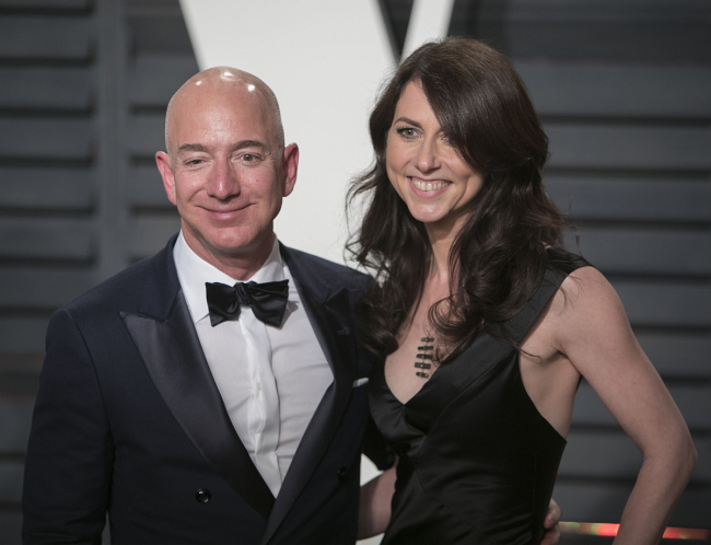 Amazon CEO Jeff Bezos and his wife, MacKenzie. The couple is to divorce after a 25-year marriage.[File Photo: IC]