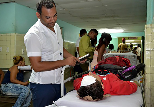 Handout picture released by Cuban official website www.cubadebate.cu showing a person being treated in the provincial hospital of Guantanamo, in eastern Cuba, on January 10, 2019 after a bus overturned while driving on the road linking the city of Baracoa, near the island's eastern tip, to the capital Havana. [Photo: www.cubadebate.cu / AFP]