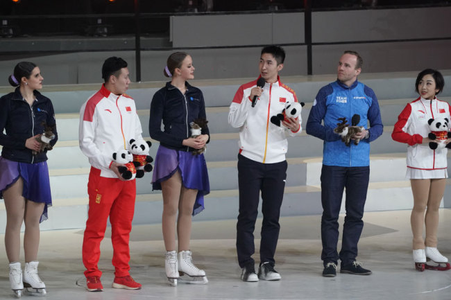 Chinese short track skater Wu Dajing (Center) speaks before exchanging gifts with Finnish athletes during the China-Finland Year of Winter Sports opening ceremony on Jan 15, 2019 in Beijing. [Photo: China Plus]