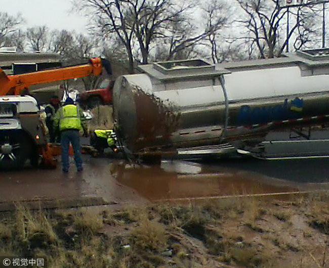 A tank trucker’s trailer detached from the truck and rolled on its side on slick pavement, spilling a river of liquid chocolate onto westbound lanes of Interstate 40, January 14, 2019. [Photo: VCG]