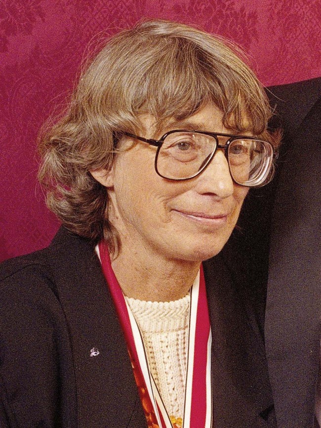 Mary Oliver appears at the National Book Awards in New York where she received the poetry award for her book "New and Selected Poems" Nov. 18, 1992. [File Photo: IC]