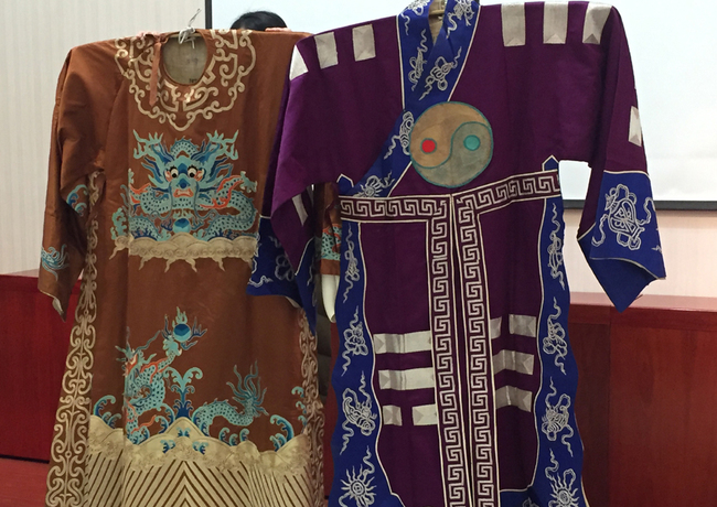 Two costumes used in the early days of Peking opera shows, including the "Eight Diagrams Robe", were shown at a small ceremony that marks the kickoff of filming a new documentary series entitled "Collectors" on Jan 17, 2019. [Photo:China Plus]