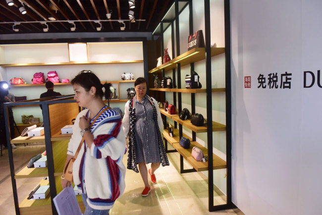 Consumers select goods in a new duty-free shop in Boao town of Qionghai City, Hainan Province, on Saturday, January 19, 2019. [Photo: IC]