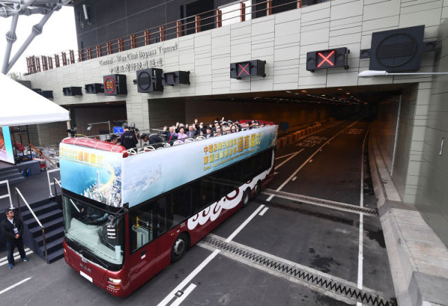 Hong Kong Chief Executive Carrie Lam and guests travel to the commissioning ceremony venue in an open-air double decker via the west-bound carriageway of the Central-Wan Chai Bypass in Hong Kong on Saturday, January 19, 2019. [Photo: China Plus]