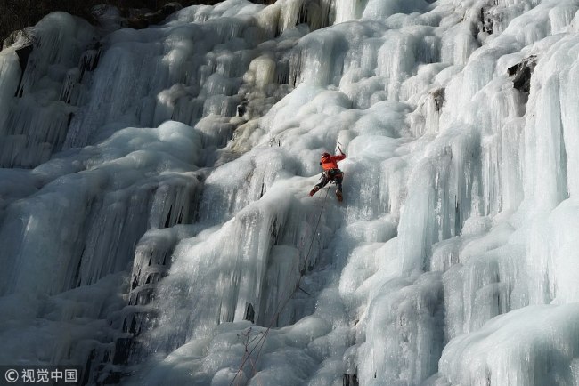 四姑娘山正是“攀冰”好时节 Climbers enjoy a cool activity on Mount Siguniang