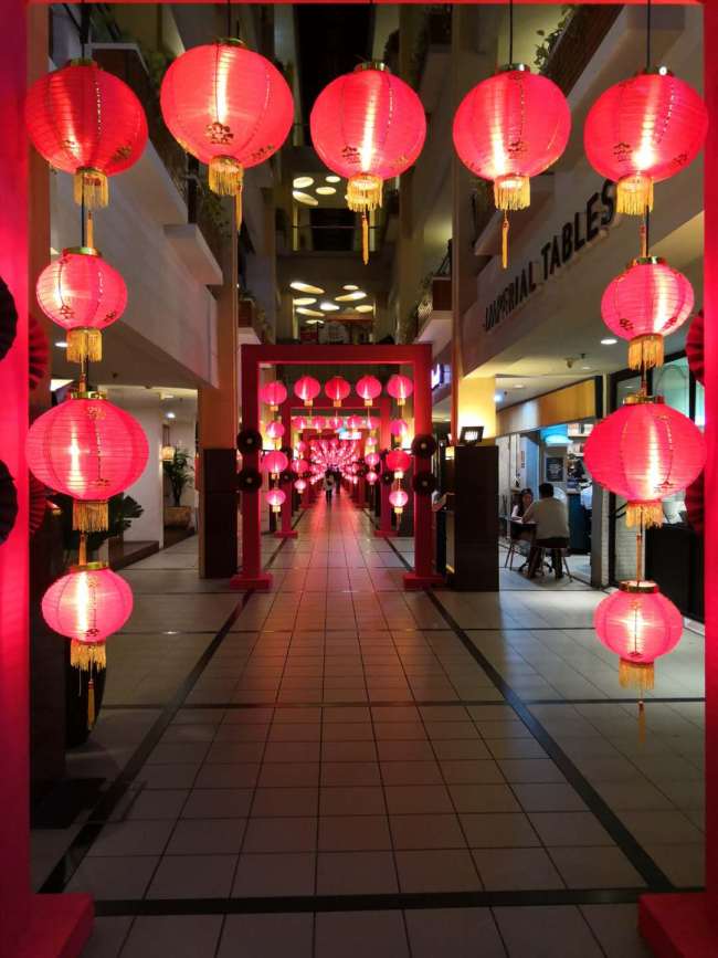 Shop owners hang up red lanterns in a shopping mall in Jakarta, Indonesia, to celebrate the Chinese New Year on January 29, 2019. [Photo: China Plus/Li Shukun]