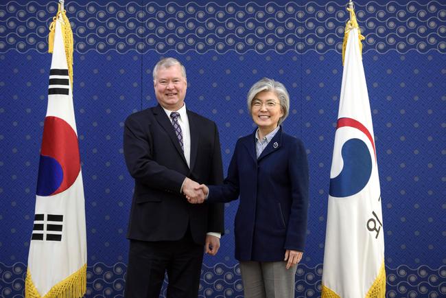 U.S. Special Representative for North Korea Stephen Beigun, left, and South Korean Foreign Minister Kang Kyung-wha pose for a photo during their meeting at Foreign Ministry in Seoul Saturday, Feb. 9, 2019. [Photo: Ed Jones via AP]