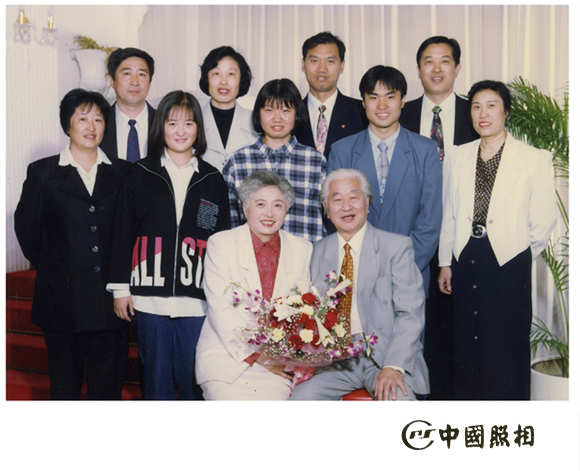 Their family spanned into three generations by the year 1997. [Photo: China Plus]