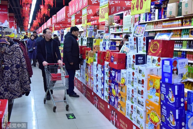 The total earnings of retail and catering companies in China reach 1 trillion yuan during the Spring Festival holiday. [Photo: VCG]