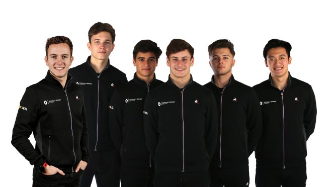 Zhou Guanyu (Right) poses photo with Renault drivers for the 2019 season. [Photo provided to China Plus]
