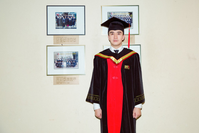 Chinese actor Zhai Tianlin dressed in the graduate gown, at the graduation ceremony of Beijing Film Academy, Jun. 30, 2018. [File Photo: IC] 