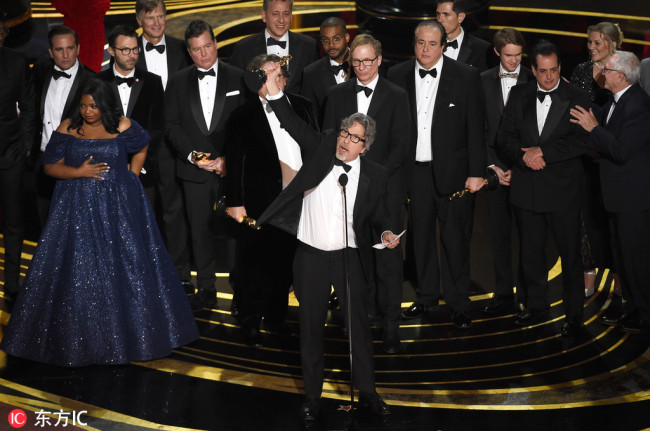 Peter Farrelly, center, and the cast and crew of "Green Book" accept the award for best picture at the Oscars on Sunday, Feb. 24, 2019, at the Dolby Theatre in Los Angeles. [Photo: IC]