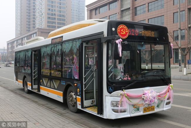  这里有一辆开往幸福殿堂的公交车 New Couple in Chengdu rents bus as wedding car