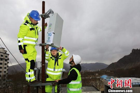 This undated photo shows technical workers were installing the device of 5G base station in Lhasa, Tibet. [File Photo: Chinanews]