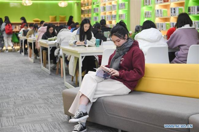 24小时“不打烊”书房现身福师大 24-hour study opens to students at Fujian Normal University