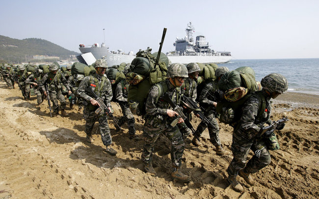 File Photo: South Korean Marines march after landing on the beach during the U.S.-South Korea joint landing military exercises as a part of the annual joint military exercise Foal Eagle between South Korea and the United States in Pohang, South Korea, on March 30, 2015. [Photo: AP/Lee Jin-man]