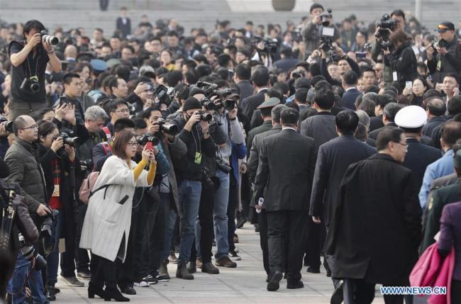 两会代表委员齐聚北京 Lawmakers, political advisors gather for annual sessions