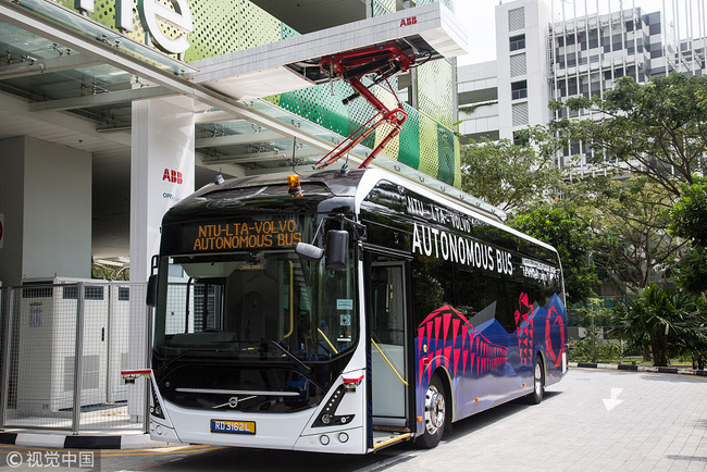 A Volvo AB 7300 electric autonomous passenger bus sits at a charging station at the Centre of Excellence for Testing & Research of Autonomous Vehicles (CETRAN) of Nanyang Technology University in Singapore, on Tuesday, March 5, 2019. [Photo: VCG]