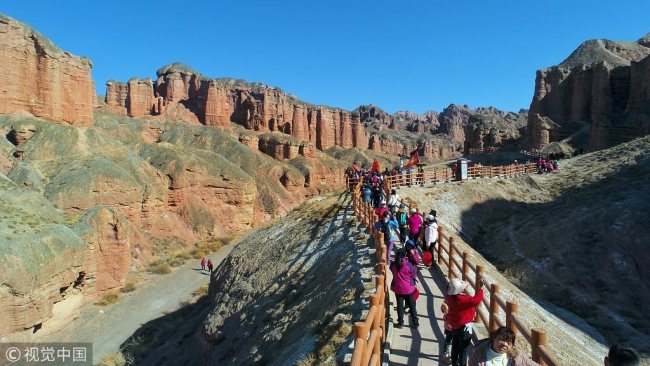 丹霞发起免费徒步活动庆“三八” Free hiking at Danxia Landform Geopark held to celebrate Women's Day