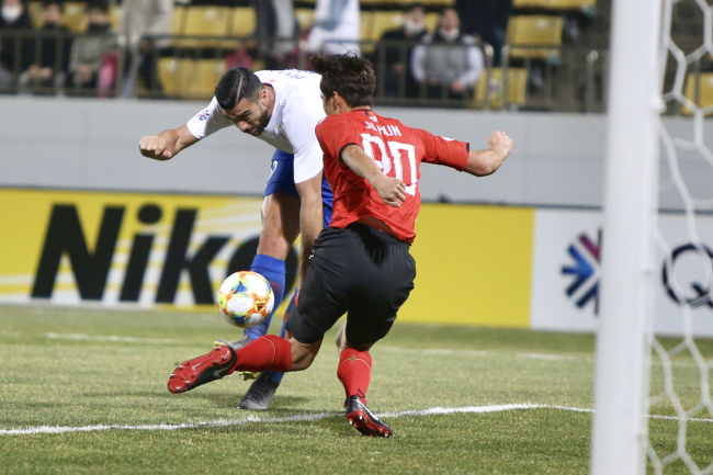 Graziano Pelle scores for Shandong Luneng against Gyeongnam FC in the opening round of the Asian Champions League in Gyeongnam, South Korea on Mar 5, 2019. [Photo: AP]