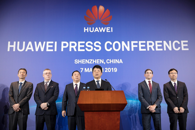 Huawei Rotating Chairman Guo Ping (C), Glen Nager (R), partner at Jones Day and Lead Counsel on the action, President of Huawei 5G production line Yang Chao Bin (2-R), Senior Vice President and Chief Legal Officer for Huawei Song Liu Ping (3-L), Senior Vice President and Global Cyber Security and Privacy Officer of Huawei (2-L) and Li Da Peng, Executive Member of Supervisory Board (L), attend a press conference in Shenzhen, Guangdong Province on March 7, 2019. [Photo: IC]