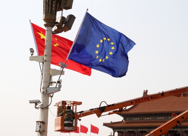 The EU flag(R) blowing in the wind next to the national flag of China. [Photo: IC]