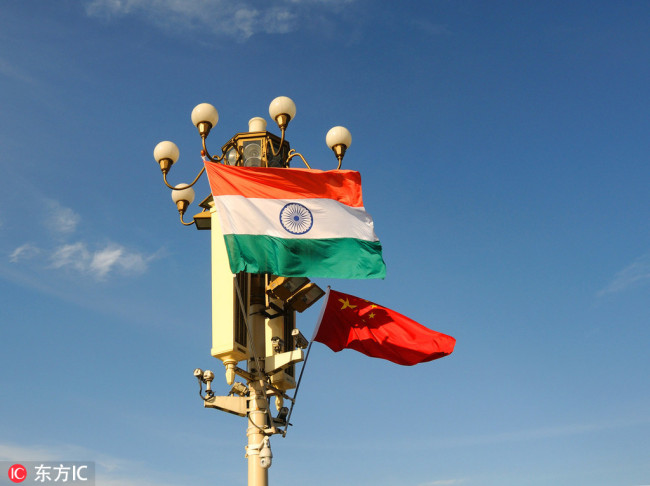 Chinese and Indian national flags. [File Photo: IC]