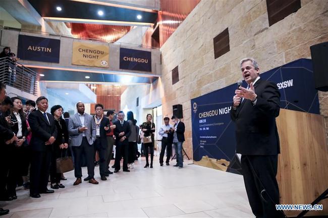 Steve Adler (1st R), mayor of Austin, U.S. state of Texas, delivers a speech at an event promoting southwest China's city of Chengdu in the southern U.S. city of Austin, March 8, 2019. [Photo: Xinhua]