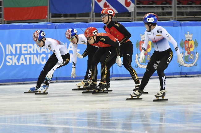 South Korea's and Chinese teams compete during the men's 5000-meter Relay final at the ISU World Short Track Speed Skating Championships in Sofia, Bulgaria, on Sunday, March 10, 2019. [Photo: AP]