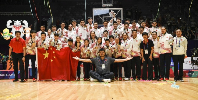 Retired Chinese basketball star Yao Ming, center, poses with players of Chinese national men's basketball team at the award ceremony of the men's basketball final during the 2018 Asian Games, officially known as the 18th Asian Games and also known as Jakarta Palembang 2018, in Jakarta, Indonesia, September 1, 2018. [File Photo: IC]