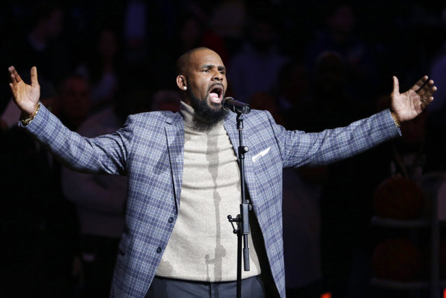In this Nov. 17, 2015, file photo, musical artist R. Kelly performs the national anthem before an NBA basketball game between the Brooklyn Nets and the Atlanta Hawks in New York. [File photo: AP]